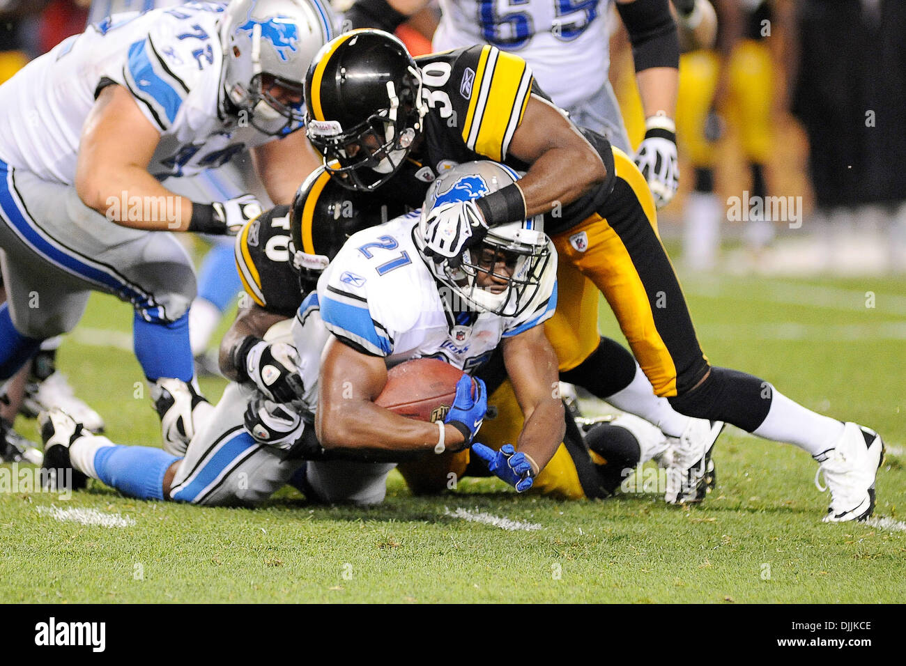 14 août 2010 - Pittsburgh, Pennsylvanie, États-Unis d'Amérique - 14 août, 2010 : Detroit Lions' lancé retour Aaron Brown (21) extrait pris dans le quatrième trimestre par Pittsburgh Steelers' corner retour DAVID PITMAN (30) comme le Pittsburgh Steelers prendre sur le Detroit Lions dans leur premier match pré-saison de la saison NFL 2010 de Heinz Field de Pittsburgh, PA..CRÉDIT OBLIGATOIRE : D Banque D'Images