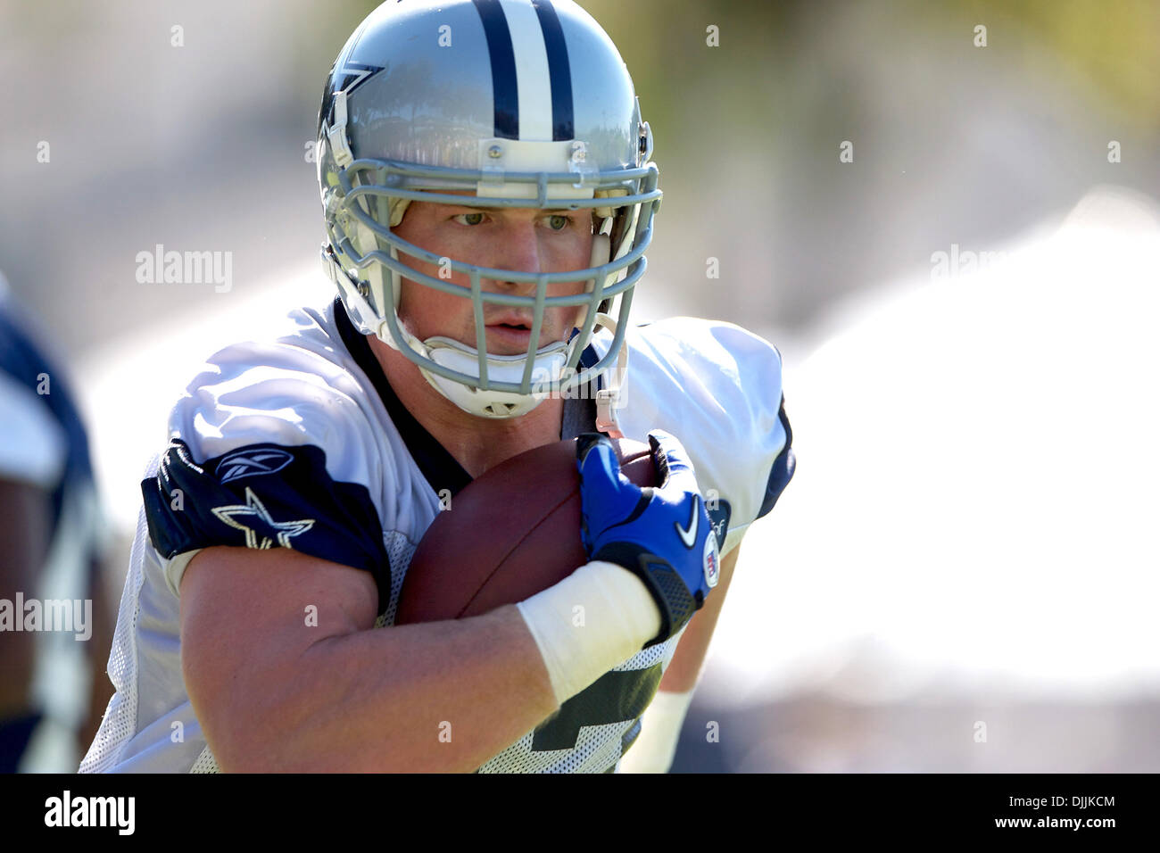 14 août 2010 - Oxnard, Californie, États-Unis d'Amérique - Aug 14, 2010 Dallas Cowboys : tight end JASON WHITTEN (# 82) s'exécute avec la balle, au cours de la première journée de pratiques pré-saison à Oxnard, Californie .crédit obligatoire : Tony Leon / Southcreek Global (Image Crédit : Â© Southcreek/ZUMApress.com) mondial Banque D'Images