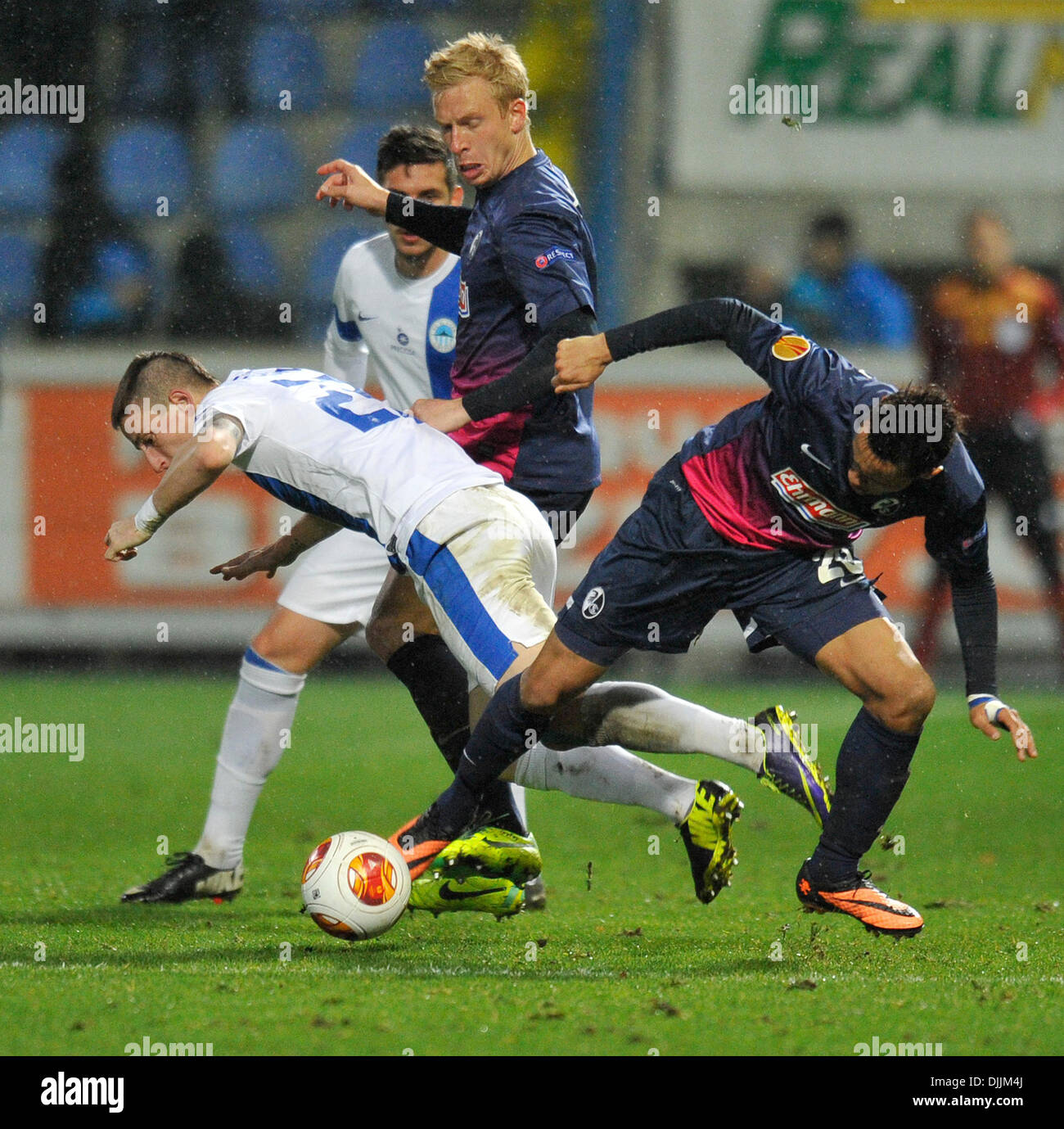 Jiri Fleisman de Liberec, à gauche, lutte pour le ballon avec Fribourg Francis Coquelin au cours de leur 5e tour de la Ligue Européenne de Football Match de groupe H à Liberec, République tchèque, le 28 novembre 2013. (Photo/CTK Radek Petrasek) Banque D'Images