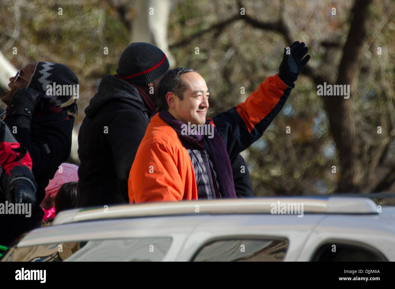 New York, USA. 28 novembre 2013. Jimmy Fallon et les racines sur la Rue Sésame flotter au cours de la 87e assemblée annuelle de Macy's Thanksgiving Day Parade. Crédit : Jennifer Booher/Alamy Live News Banque D'Images