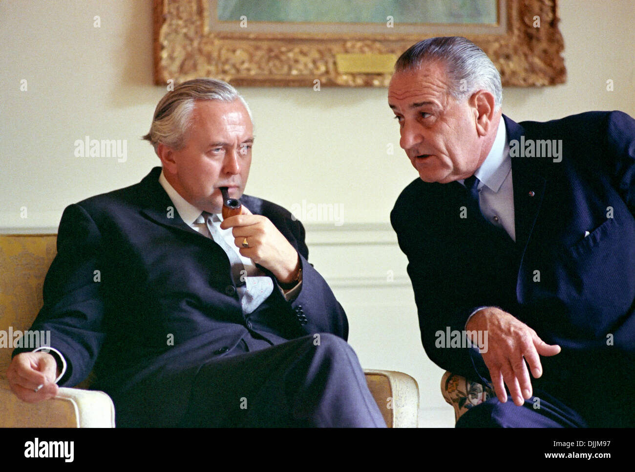 Le président américain Lyndon B. Johnson rencontre le Premier Ministre britannique Harold Wilson à la Maison Blanche le 29 juillet 1966 à Washington, DC. Banque D'Images
