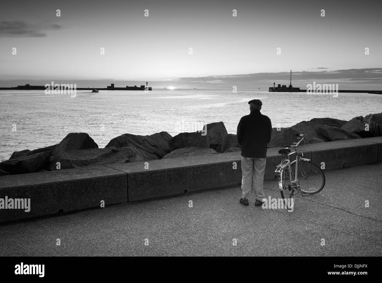 Les cyclistes âgés par l'embouchure de la Seine, Le Havre, France Banque D'Images