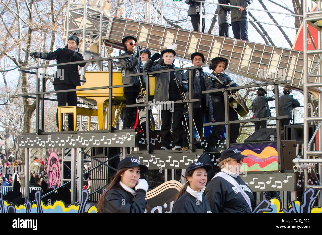 New York, USA. 28 novembre 2013. Tyler Hubbard de Floride Géorgie en ligne la guitare Gibson flotter dans le 87e rapport annuel de Macy's Thanksgiving Day Parade. Crédit : Jennifer Booher/Alamy Live News Banque D'Images