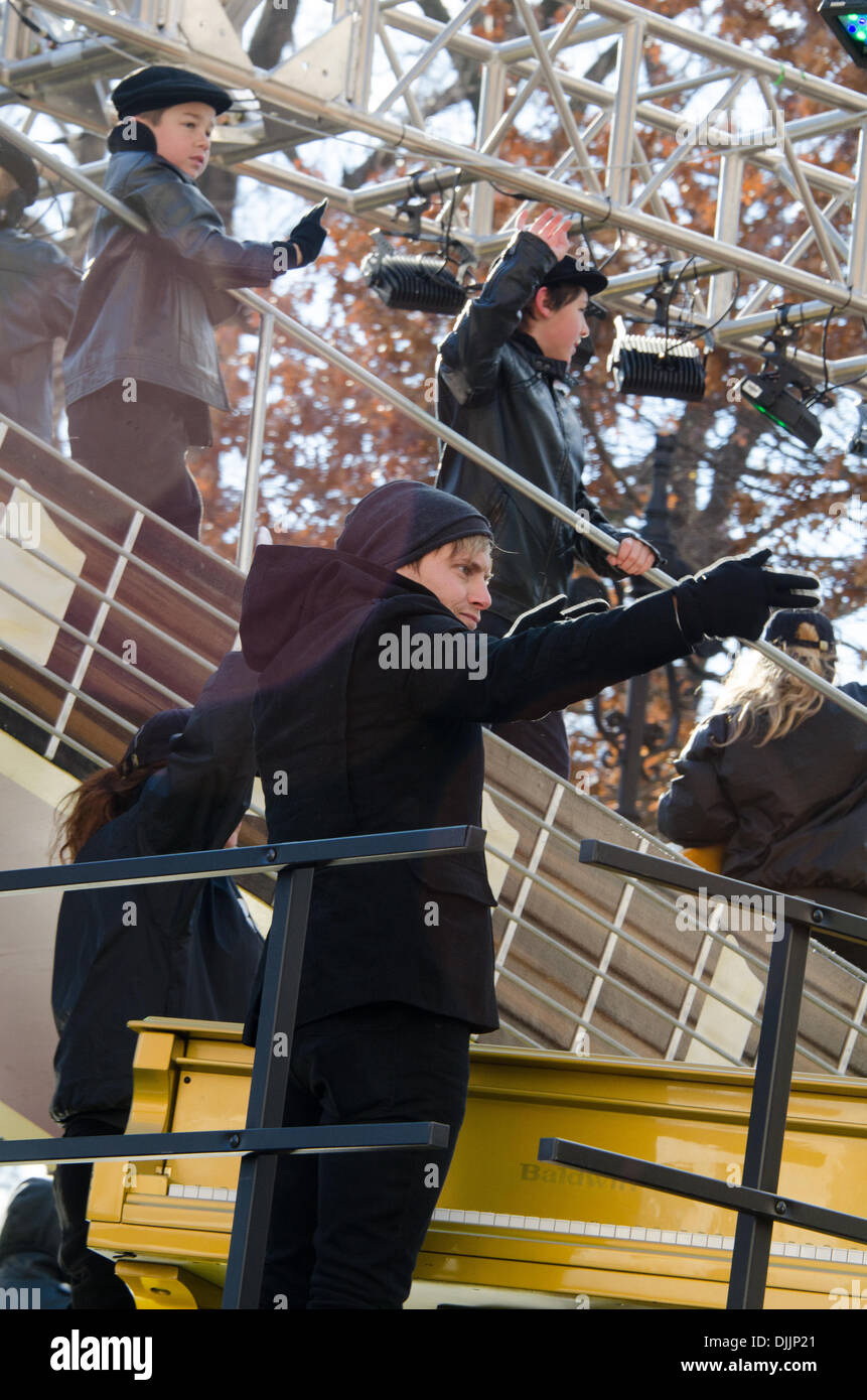 New York, USA. 28 novembre 2013. Tyler Hubbard de Floride Géorgie en ligne la guitare Gibson flotter dans le 87e rapport annuel de Macy's Thanksgiving Day Parade. Crédit : Jennifer Booher/Alamy Live News Banque D'Images
