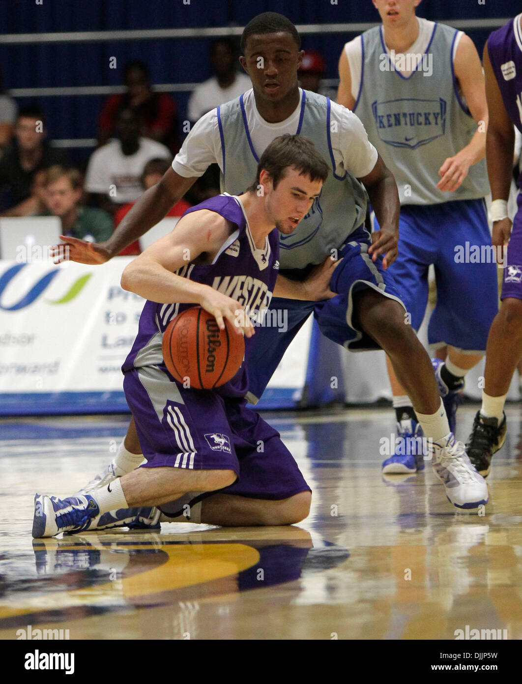 16 août 2010 - Windsor, ON, USA - l'ouest de l'Ontario point guard Ryan Barbeau,6, s'est bloqué par le Kentucky's Doron Lamb au Kentucky a battu l'ouest de l'Ontario à la pointe de la Classic le lundi 16 août 2010 à Windsor, en Ontario. Photo par Mark Cornelison | Personnel. (Crédit Image : © Lexington Herald-Leader/ZUMApress.com) Banque D'Images