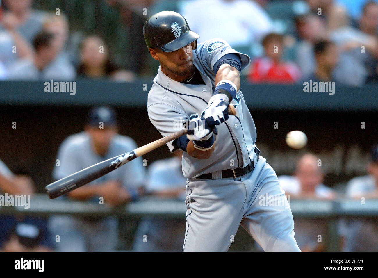 16 août 2010 - Baltimore, Maryland, États-Unis d'Amérique - 16 août 2010 : Seattle Mariners champ centre Franklin Gutierrez (21) pivote à un lancer au cours de la première manche du match de lundi soir contre les Orioles de Baltimore à Camden Yards de Baltimore, MD. Score à égalité à trois à sept manches...crédit obligatoire : Russell Tracy / Southcreek Global (Image Crédit : © Sout Banque D'Images