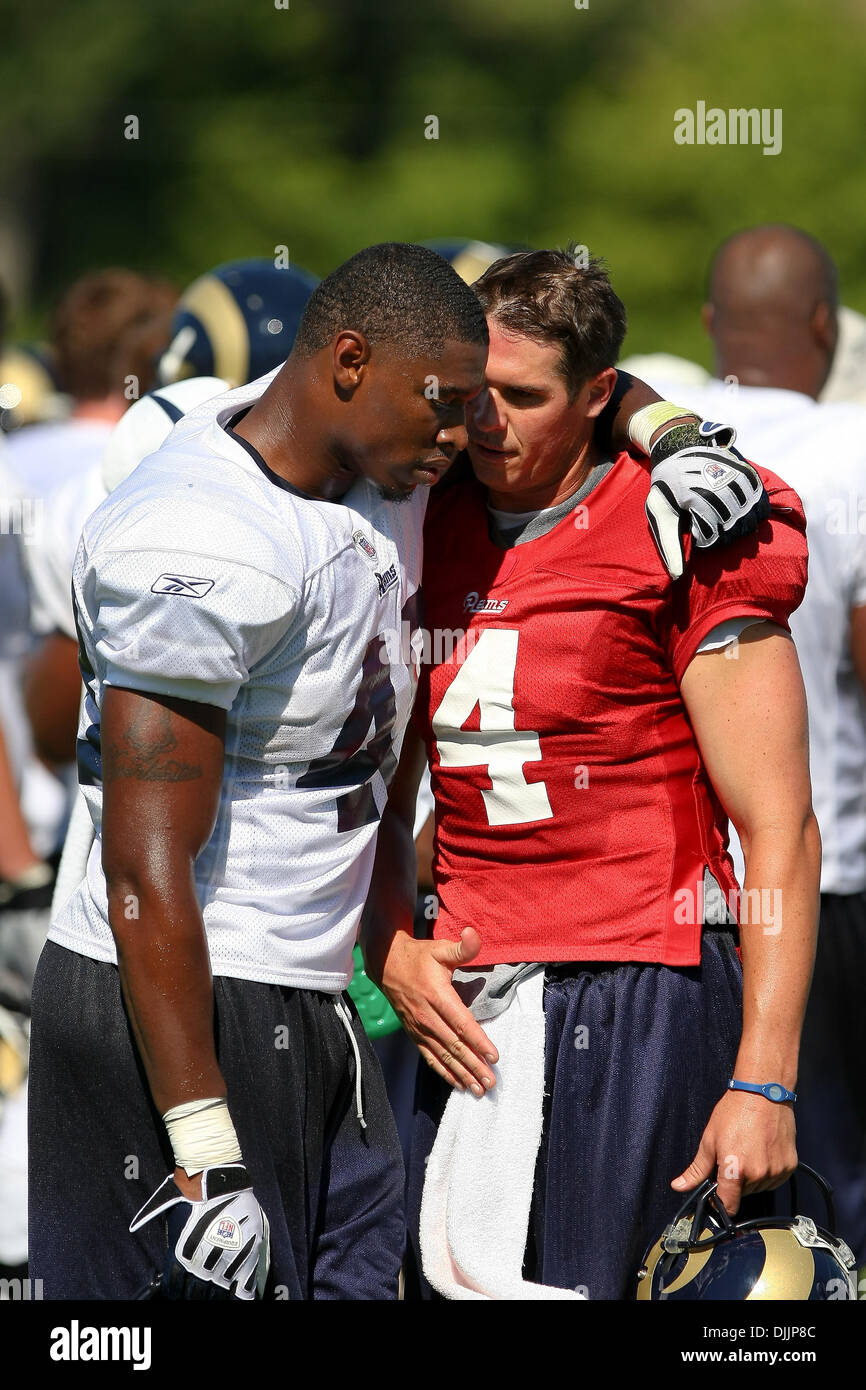 16 août 2010 - Earth City, Missouri, États-Unis - Ligue Nationale de Football Saint Louis Rams tight end FENDI ONOBUN (# 48) et de Saint Louis Rams Quarterback A.J. FEELEY(# 4) au cours Saint Louis Rams camp d'entraînement de l'après-midi s'est tenue au Centre de formation de Russell Ville de la Terre. (Crédit Image : © Scott Kane/ZUMApress.com) Southcreek/mondial Banque D'Images