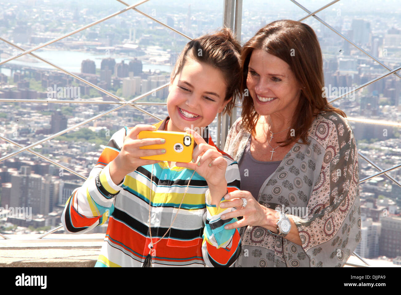 Patsy Riley Patricia riley and bailee madison Banque de photographies et d’images à ...