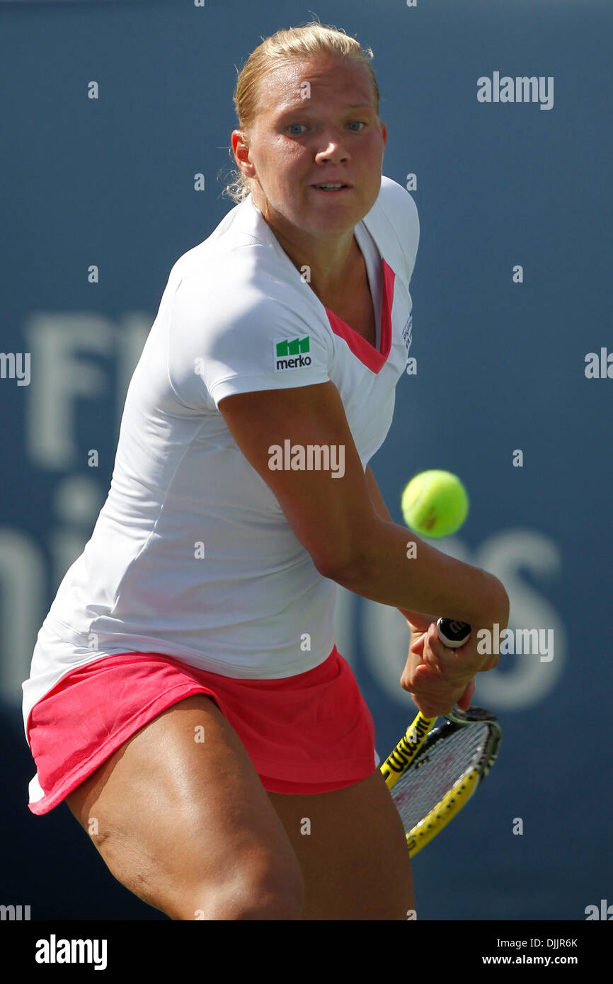 19 août 2010 - Montréal, Québec, Canada - Kaia Kanepi à partir de l'Estonie en action de jeu dans son match contre Kim Clijsters ensemencées cinquième à partir de la Belgique durant la Coupe Rogers de tennis au Stade Uniprix. CLIJSTERS a battu en 2 sets KANEPI à l'avance pour les quarts de finale..Crédit obligatoire : Philippe Champoux / Southcreek Global (Image Credit : © Philippe Champoux/Southcreek Global/Z Banque D'Images