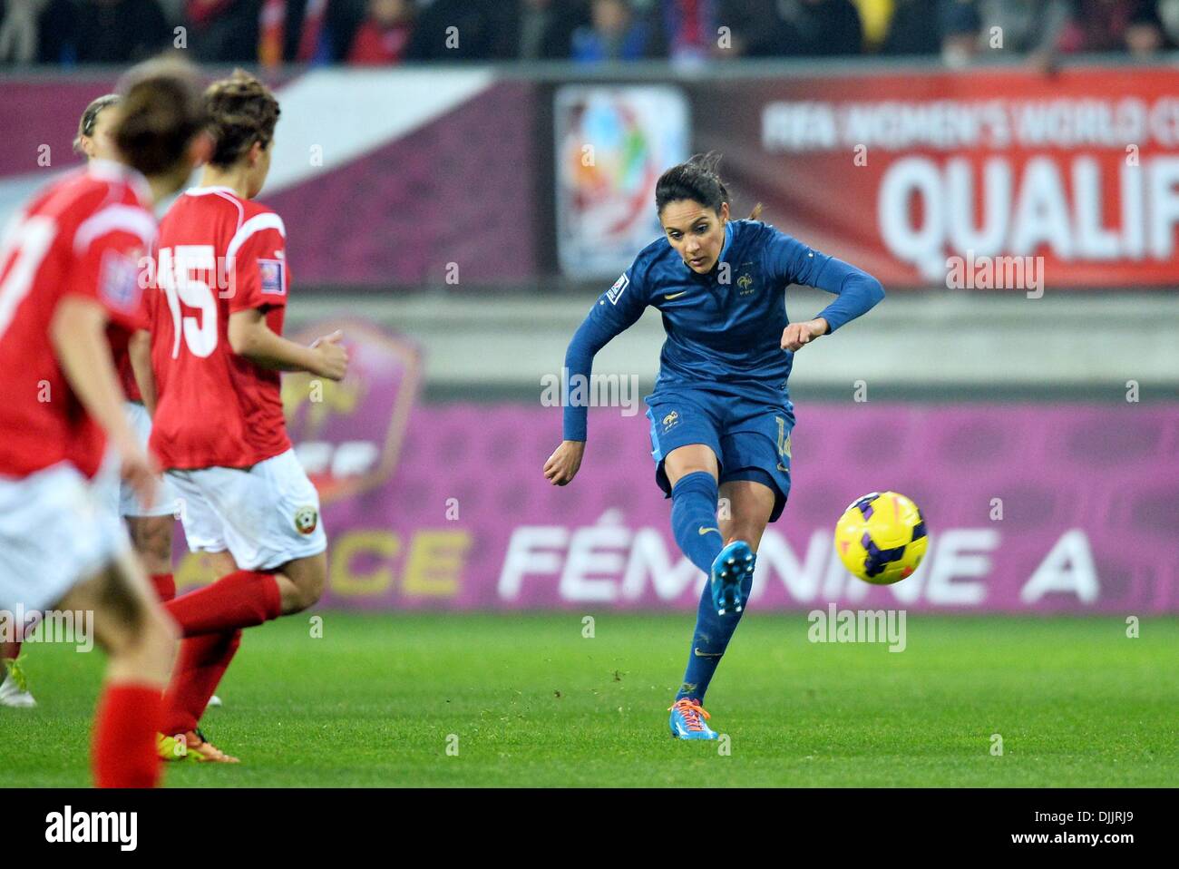 MM Arena Stade Le Mans, France. 28 nov., 2013. Womens qualification Coupe du monde de football. La France contre la Bulgarie. Louisa Necib (fra) avec le tir au but Credit : Action Plus Sport/Alamy Live News Banque D'Images