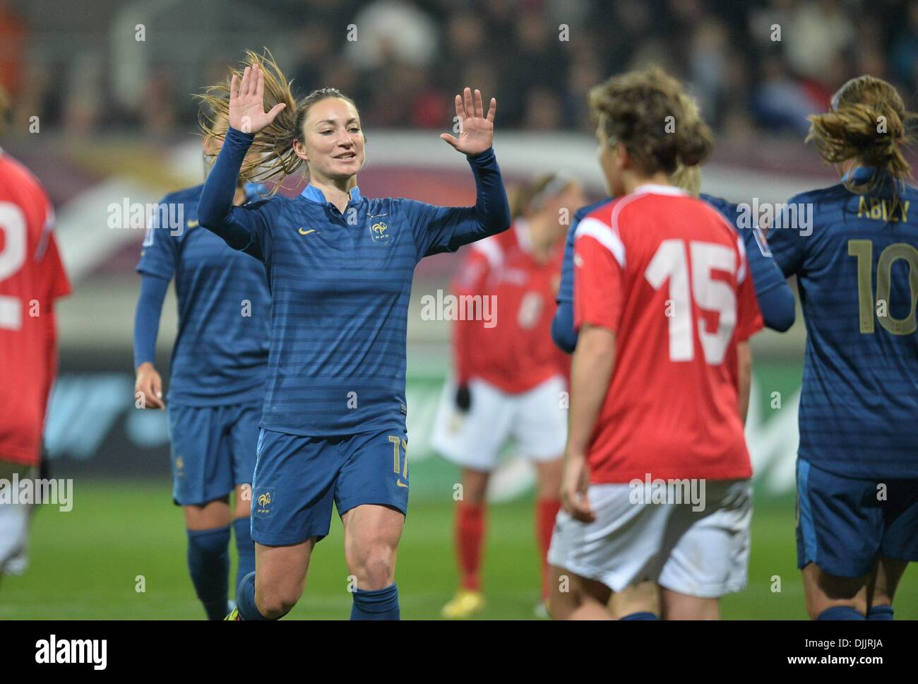 MM Arena Stade Le Mans, France. 28 nov., 2013. Womens qualification Coupe du monde de football. La France contre la Bulgarie. Gaëtane Thiney (fra) célèbre l'Action : Crédit Plus Sport/Alamy Live News Banque D'Images