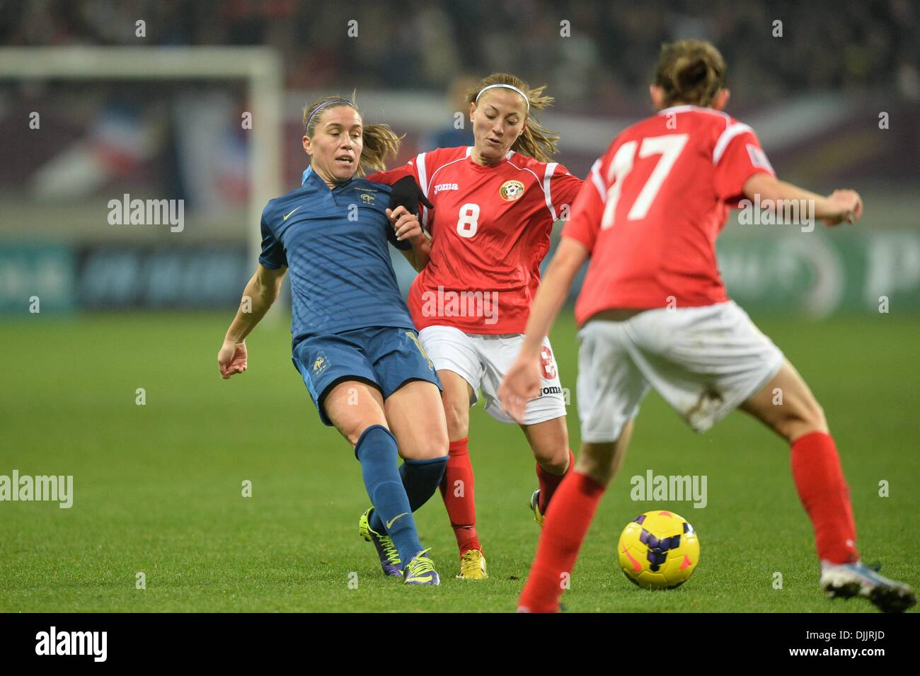 MM Arena Stade Le Mans, France. 28 nov., 2013. Womens qualification Coupe du monde de football. La France contre la Bulgarie. Camille Abily (fra) - Silviya Radoyska (BUL) Credit : Action Plus Sport/Alamy Live News Banque D'Images