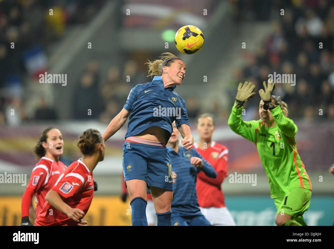 MM Arena Stade Le Mans, France. 28 nov., 2013. Womens qualification Coupe du monde de football. La France contre la Bulgarie. Camille Abily (fra) - Stanimira Matarova (BUL) Credit : Action Plus Sport/Alamy Live News Banque D'Images