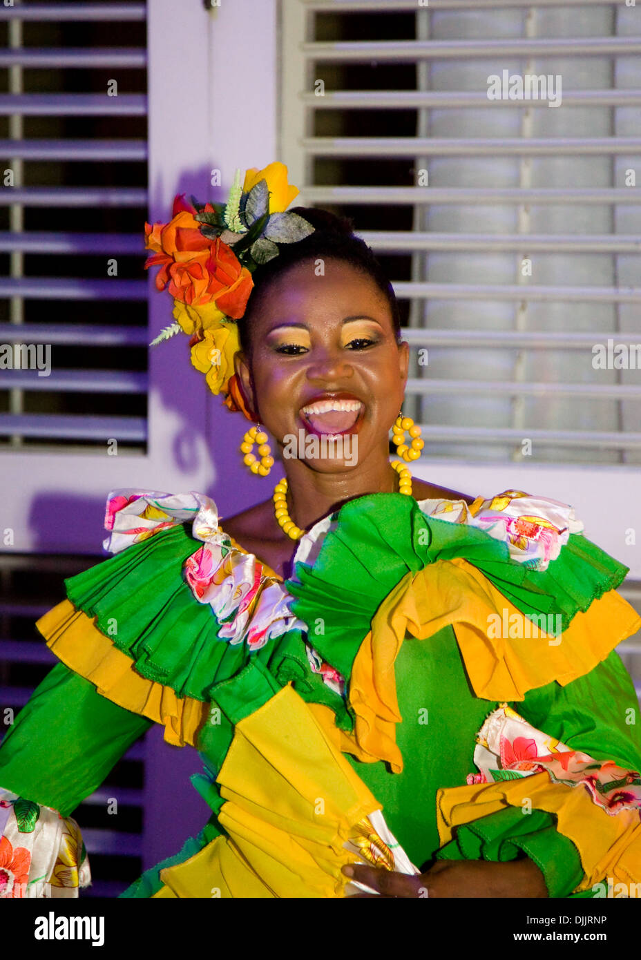 Danseuse colorés lors d'une fiesta à Carthagène, Colombie Banque D'Images