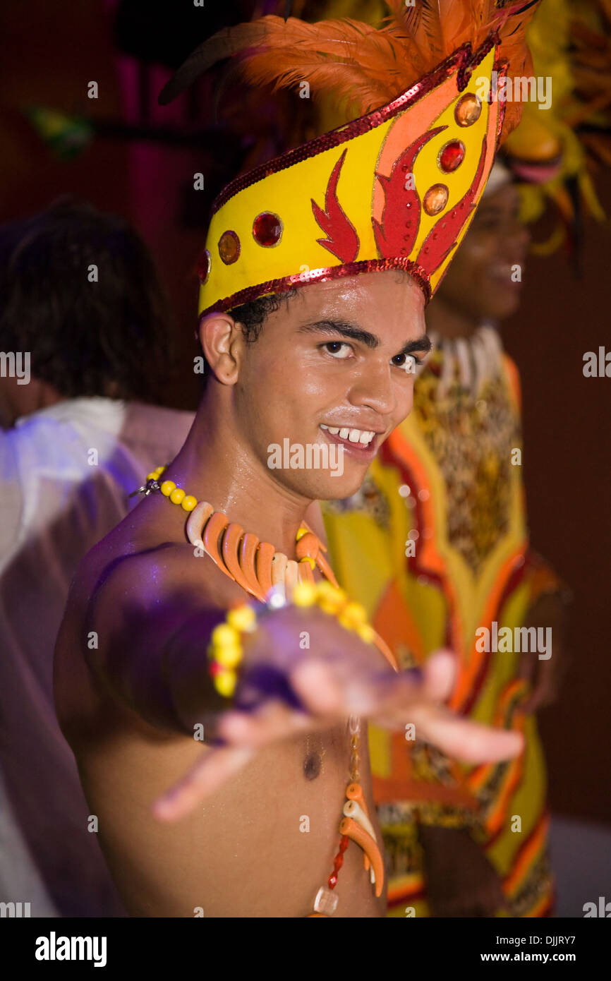 Danseuse colorés lors d'une fiesta à Carthagène, Colombie Banque D'Images