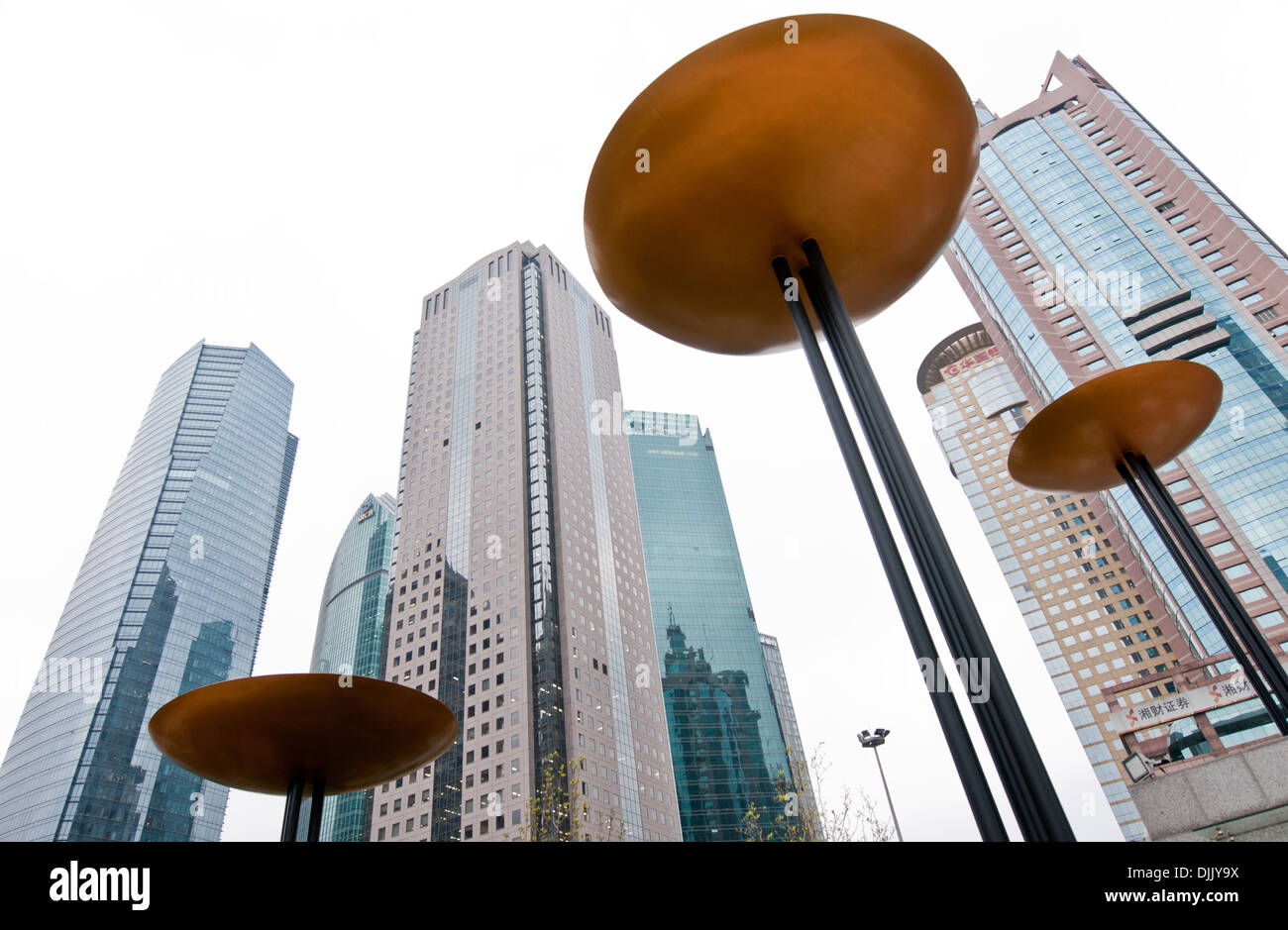 L'un, Lujiazui Sen Mao International Building et grand hôtel particulier de l'Union européenne vu de Luijazui Park à Pudong, Shanghai, Chine Banque D'Images