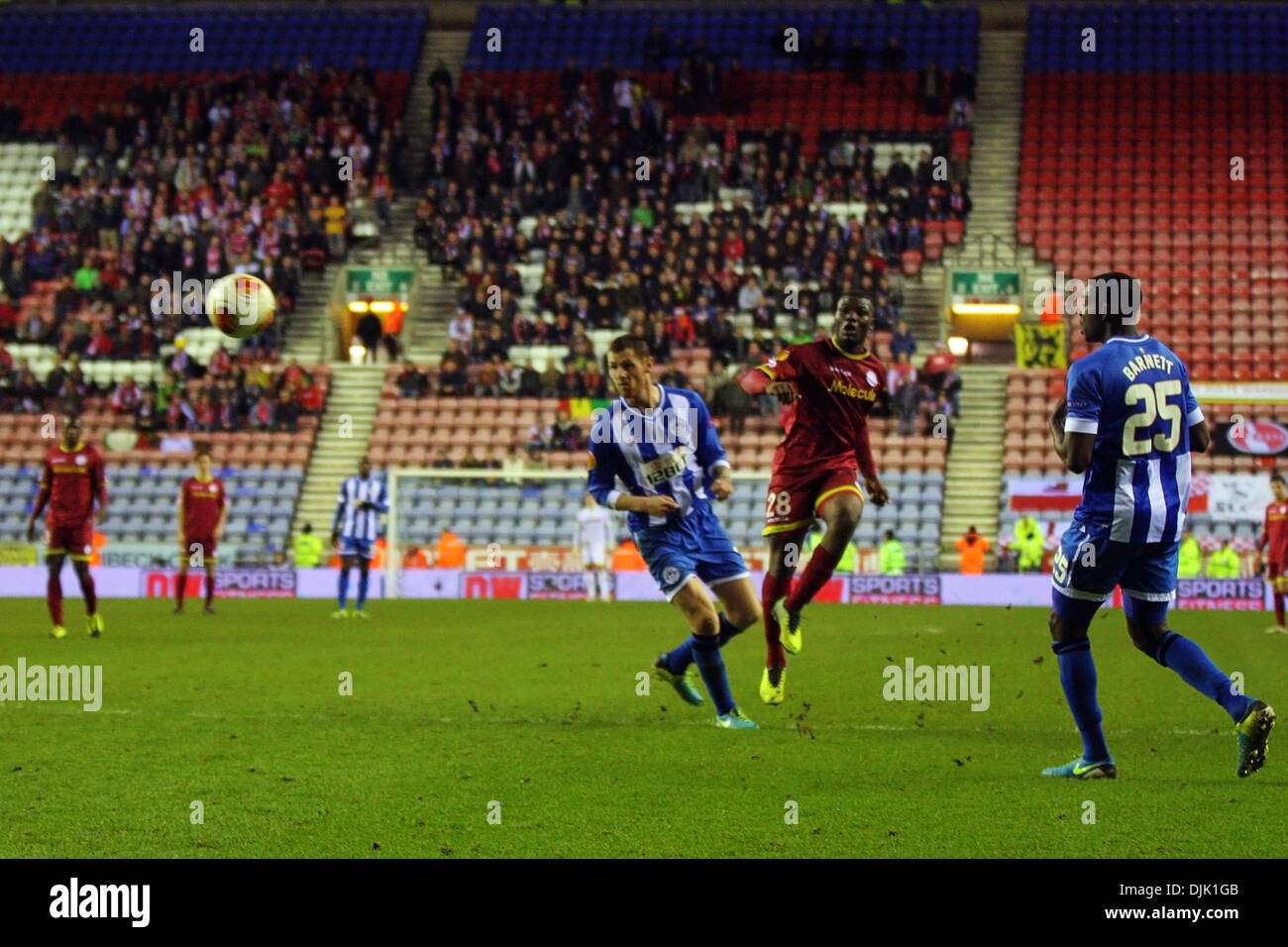 Wigan, UK. 28 nov., 2013. Malanda Junior du SV Zulte Waregem (BEL) curles la balle dans le filet et les scores le gagnant lors de l'Europa League match entre Wigan v SV Zulte Waregem du DW Stadium. Credit : Action Plus Sport/Alamy Live News Banque D'Images