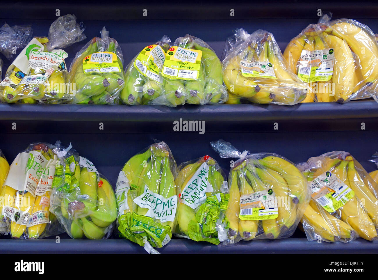 La banane à l'emballage en plastique dans un supermarché au Royaume-Uni Banque D'Images