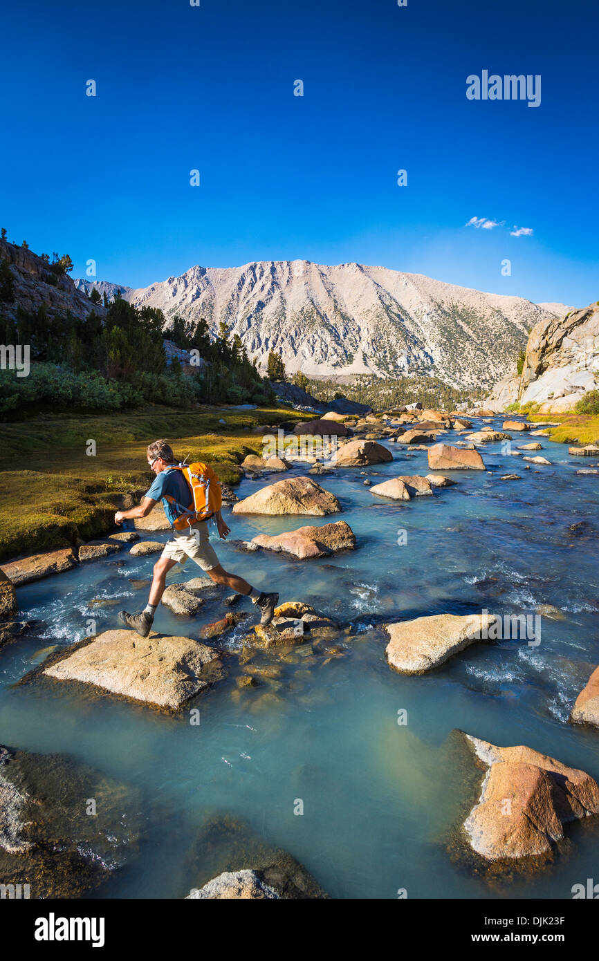 Flux de passage des randonneurs dans Sam Mack pré, John Muir Wilderness, la Sierra Nevada, en Californie USA Banque D'Images