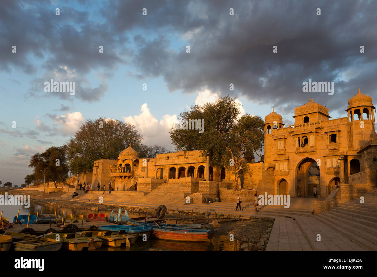 Merveilleux bâtiments entourant Gadir Sagar Tank, un réservoir d'eau du 13ème siècle pour fournir de l'eau à la ville. Banque D'Images