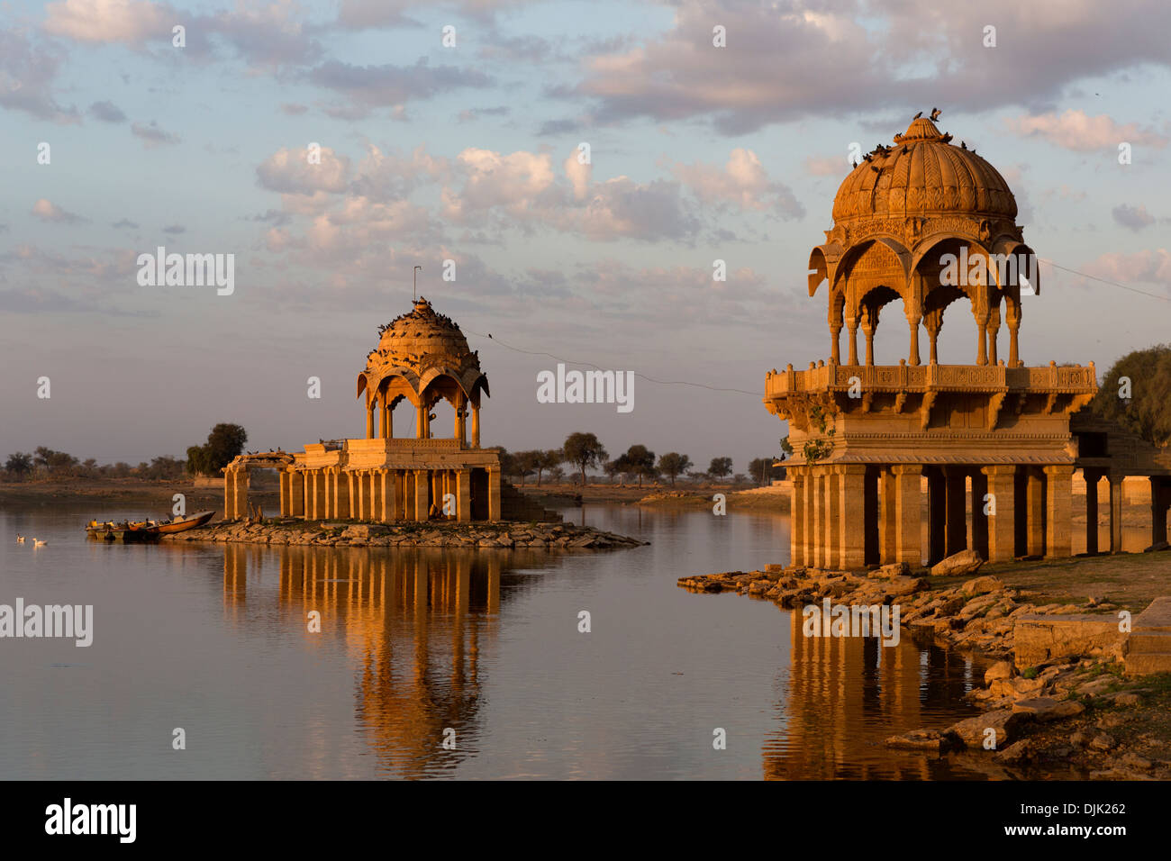 Merveilleux bâtiments entourant Gadir Sagar Tank, un réservoir d'eau du 13ème siècle pour fournir de l'eau à la ville. Banque D'Images