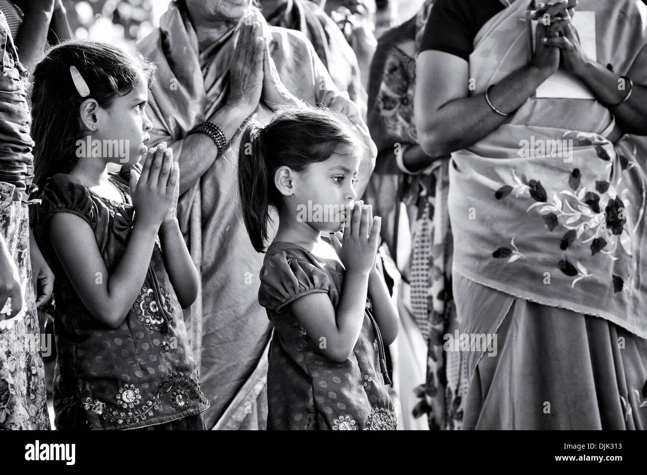 L'école de l'Inde rurale pour chanter des chants à Sri Sathya Sai Baba l'hôpital d'approche mobile service. L'Andhra Pradesh, Inde. Banque D'Images