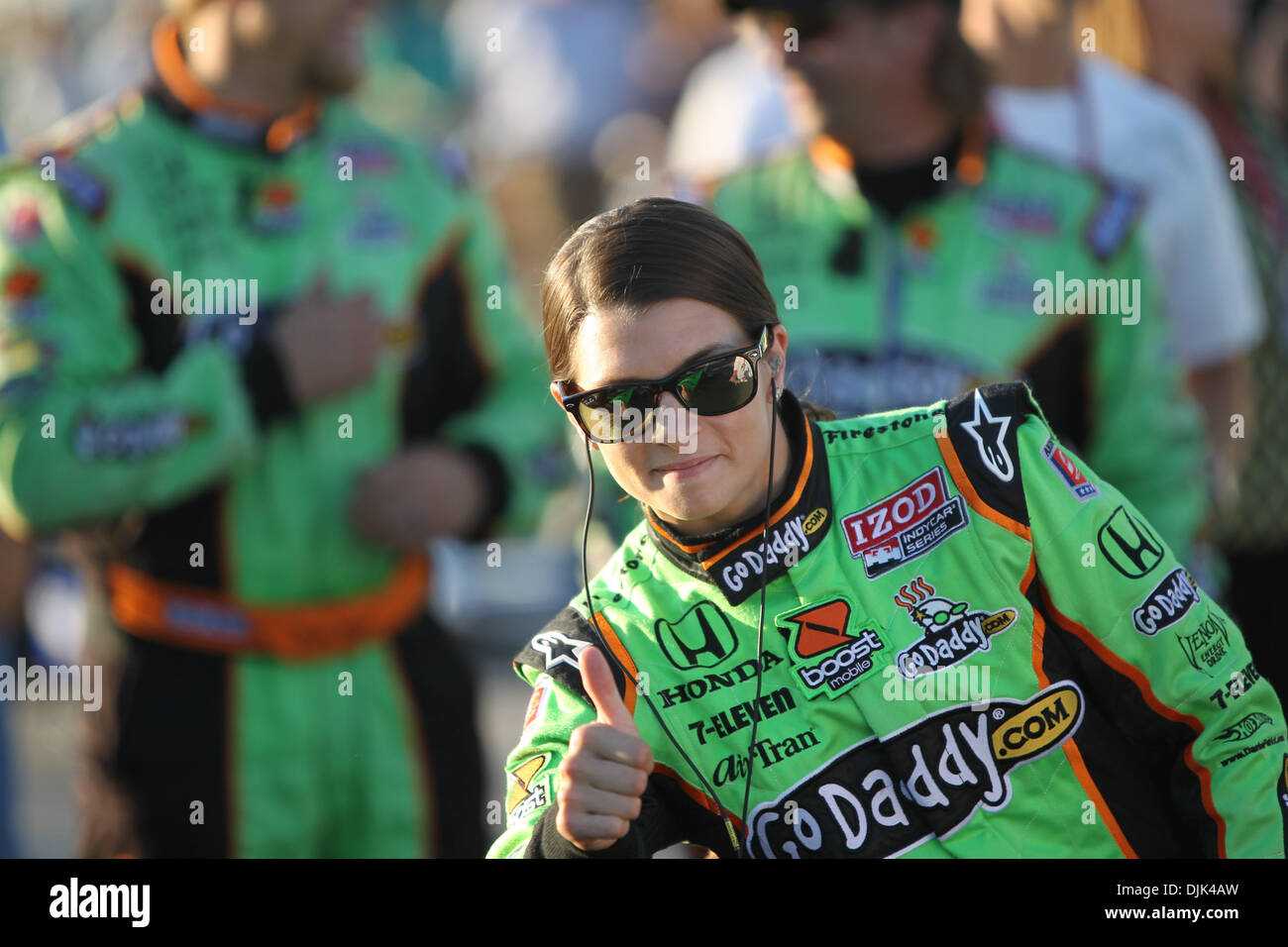 28 août 2010 - Joliet, Illinois, États-Unis d'Amérique - Danica Patrick le pouce vers le haut avant le début de l'IZOD IndyCar Peak Antifreeze & Motor Oil Indy 300 à Chicagoland Speedway à Joliet, Illinois. (Crédit Image : © Geoffrey Siehr/ZUMApress.com) Southcreek/mondial Banque D'Images