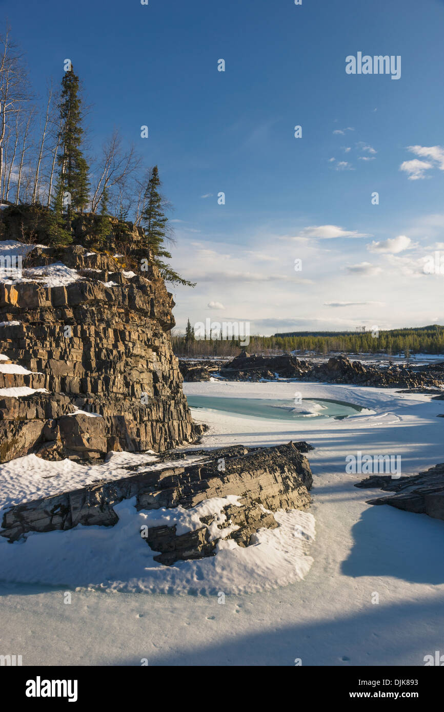 Whirlpool Canyon sur la rivière Liard le long de la route d'Alcan au sud de Watson Lake, au début du printemps, le Nord de B. C. Canada Banque D'Images
