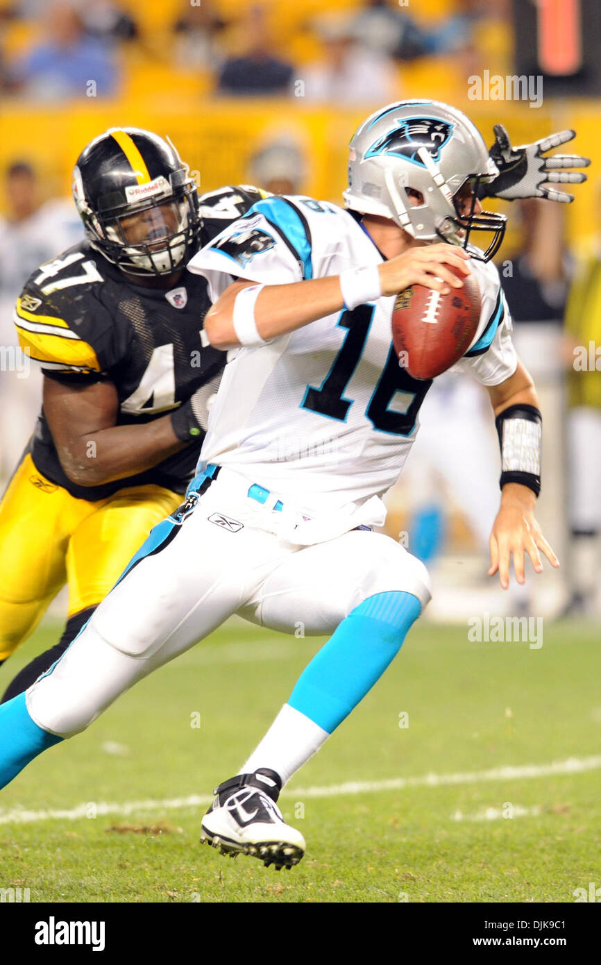 Septembre 02, 2010 - Pittsburgh, Pennsylvanie, États-Unis d'Amérique - Pittsburgh Steelers LB Stevenson Sylvester (# 47) sacs Carolina Panther's QB Tony Pike (# 16) en 4ème trimestre l'action au stade Heinz Field de Pittsburgh, Pennsylvanie. Pittsburgh Steelers vaincre les Panthers 19-3. (Crédit Image : © Paul Lindenfelser/ZUMApress.com) Southcreek/mondial Banque D'Images