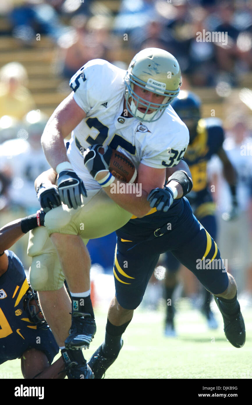 Septembre 04, 2010 - Berkeley, Californie, États-Unis d'Amérique - UC Davis TE Dean Rogers (35) lutte à travers un attaquer durant le match NCAA entre la Californie et les Golden Bears de l'UC Davis Aggies à Memorial Stadium. Cal acheminés Davis 52-3. (Crédit Image : © Matt Cohen/ZUMApress.com) Southcreek/mondial Banque D'Images