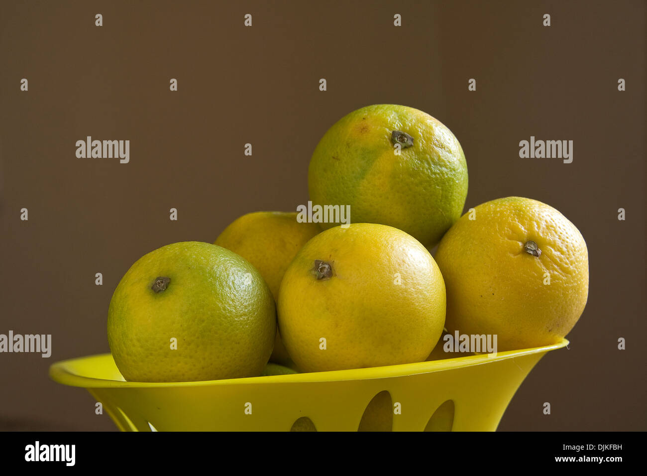 Citrons doux sain contre toile brun foncé Banque D'Images