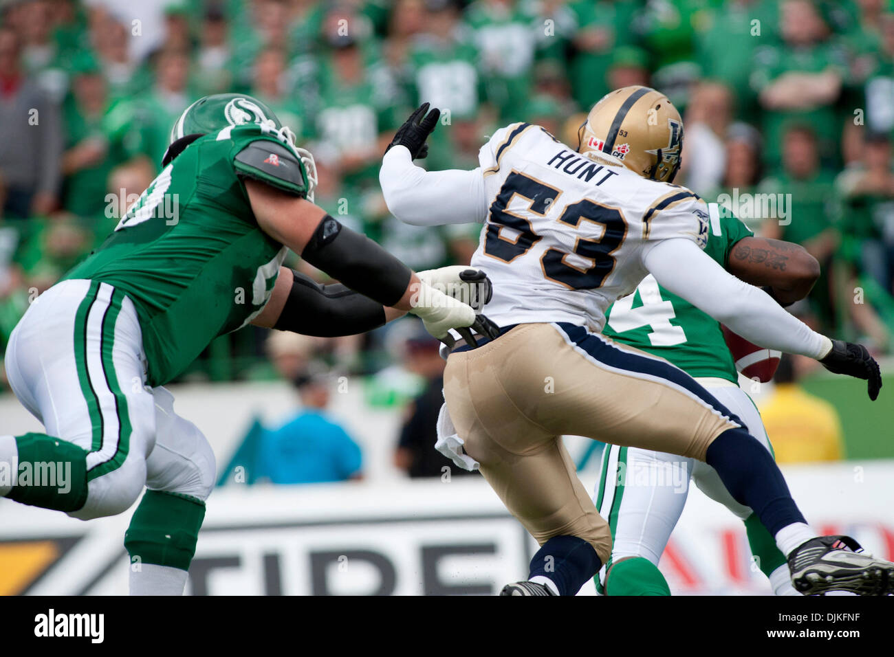 Le 5 septembre 2010 - Regina, Saskatchewan, Canada - Blue Bombers de Winnipeg défensive fin Phillip Hunt (# 53) se casse au-delà de la ligne offensive des Roughriders de la Saskatchewan en action pendant les Roughriders de la Saskatchewan Blue Bombers de Winnipeg vs match au Mosaic Stadium à Regina. Les RoughRiders a ensuite battu les Blue Bombers 27-23. (Crédit Image : © Derek Mortensen/global/ZUMApress Southcreek.co Banque D'Images