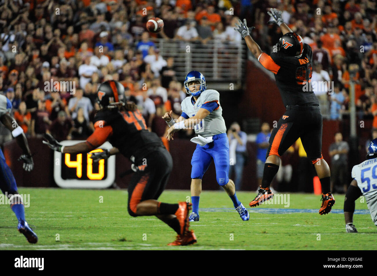 Septembre 06, 2010 - Fairfax, Virginie, États-Unis - Boise State Quarterback Kellen Moore (# 11) passer le ballon contre la défense de l'Université Virginia Tech au premier trimestre de l'action. Boise State mène 20-14 à la mi-temps. (Crédit Image : © Rassi Bornéo/global/ZUMApress.com) Southcreek Banque D'Images