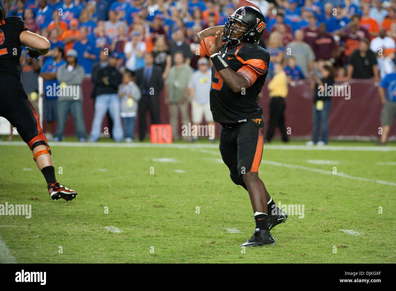 Septembre 06, 2010 - Fairfax, Virginie, États-Unis - Virginia Tech Quarterback Tyrod Taylor (# 5) a l'air de passer en 4ème trimestre l'action. Boise State a battu Virginia Tech 33-30 à FedEx Field à Landover, MD. (Crédit Image : © Rassi Bornéo/global/ZUMApress.com) Southcreek Banque D'Images