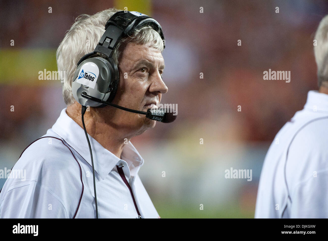 Septembre 06, 2010 - Fairfax, Virginie, États-Unis - Virginia Tech, l'entraîneur-chef Frank Beamer vérifie le tableau de bord au 4ème trimestre. Boise State a battu Virginia Tech 33-30 à FedEx Field à Landover, MD. (Crédit Image : © Rassi Bornéo/global/ZUMApress.com) Southcreek Banque D'Images