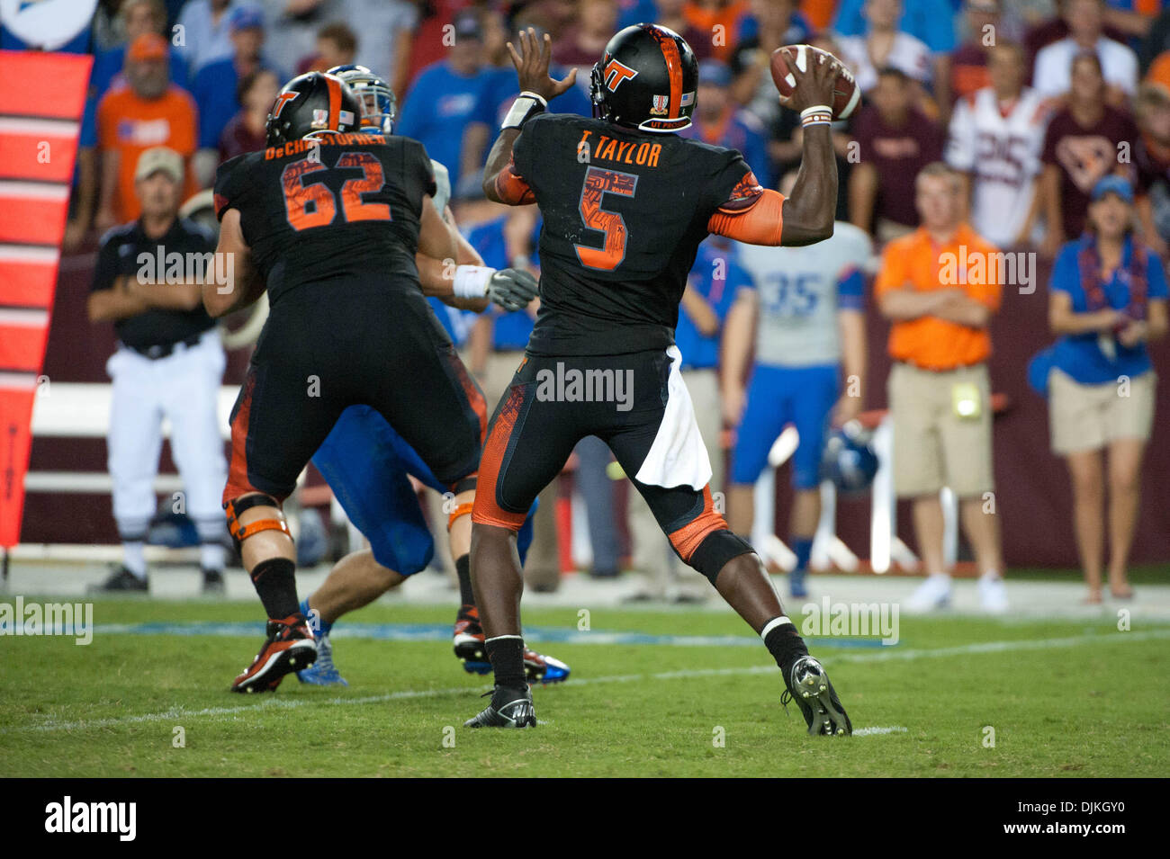 Septembre 06, 2010 - Fairfax, Virginie, États-Unis - Virginia Tech Quarterback Tyrod Taylor (# 5) a l'air de passer en 4ème trimestre l'action. Boise State a battu Virginia Tech 33-30 à FedEx Field à Landover, MD. (Crédit Image : © Rassi Bornéo/global/ZUMApress.com) Southcreek Banque D'Images