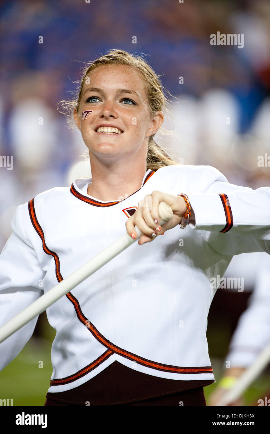 7 septembre 2010 - Landover, Maryland, United States of America - Virginia Tech cheerleaders effectuer avant le match contre Boise State. Boise State a battu Virginia Tech 33-30 dans le jeu à FedEx Field à Landover, Maryland. (Crédit Image : © Rassi Bornéo/global/ZUMApress.com) Southcreek Banque D'Images