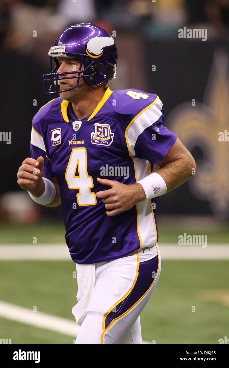 Sept 9, 2010 : Minnesota Vikings quarterback Brett Favre (4) s'écoule sur le champ avant de la NFL de la saison entre les New Orleans Saints et les Minnesota Vikings à la Louisiana Superdome à la Nouvelle Orléans, Louisiane. Les Saints a gagné 14-9. (Crédit Image : © Donald Page/global/ZUMApress.com) Southcreek Banque D'Images