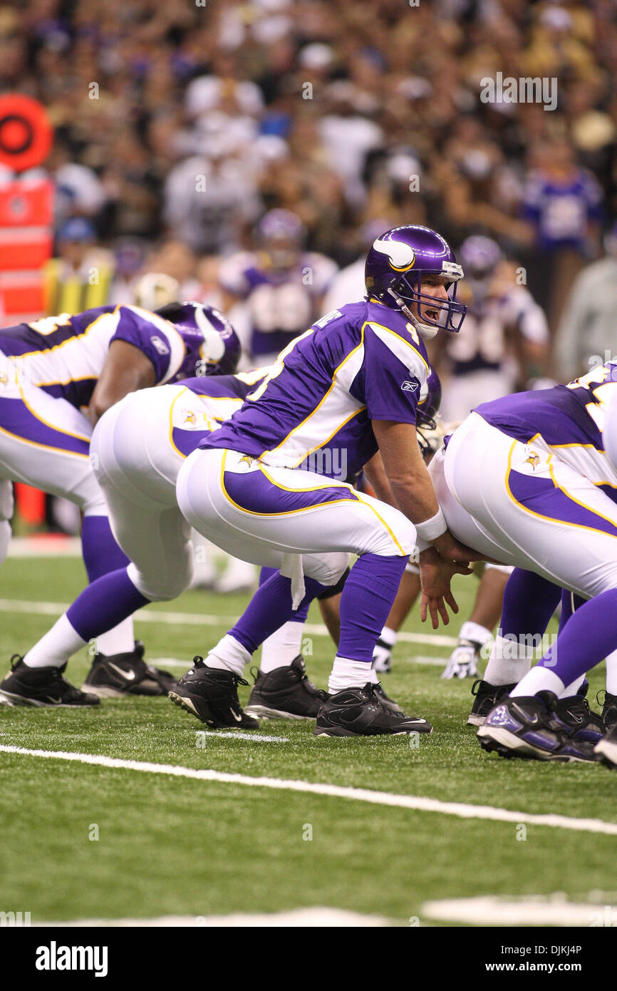 Sept 9, 2010 : Minnesota Vikings quarterback Brett Favre (4) prend un jeu à la ligne de mêlée au cours de la NFL de la saison entre les New Orleans Saints et les Minnesota Vikings à la Louisiana Superdome à la Nouvelle Orléans, Louisiane. Les Saints a gagné 14-9. (Crédit Image : © Donald Page/global/ZUMApress.com) Southcreek Banque D'Images