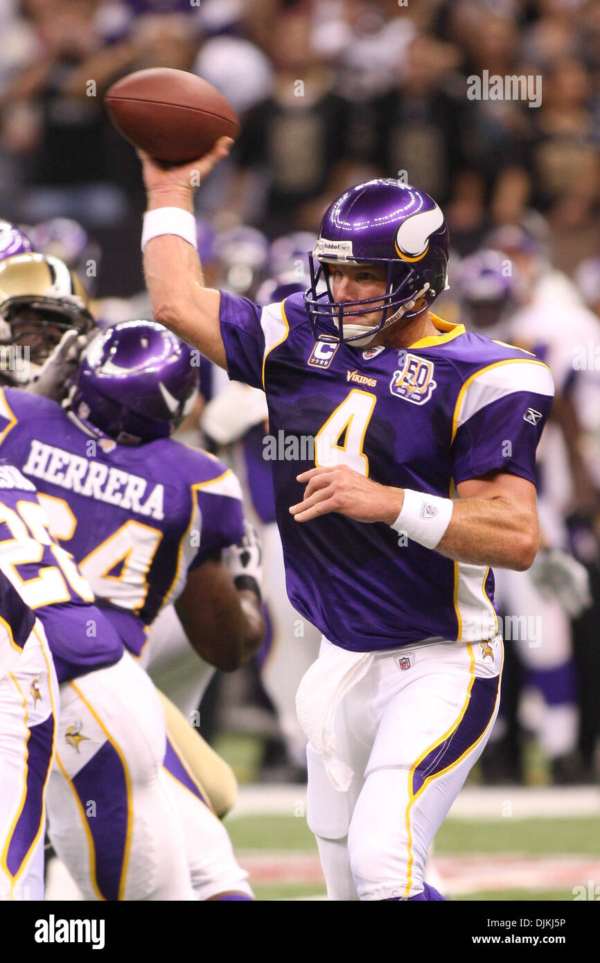 Sept 9, 2010 : Minnesota Vikings quarterback Brett Favre (4) lance la balle au cours de la NFL de la saison entre les New Orleans Saints et les Minnesota Vikings à la Louisiana Superdome à la Nouvelle Orléans, Louisiane. Les Saints a gagné 14-9. (Crédit Image : © Donald Page/global/ZUMApress.com) Southcreek Banque D'Images