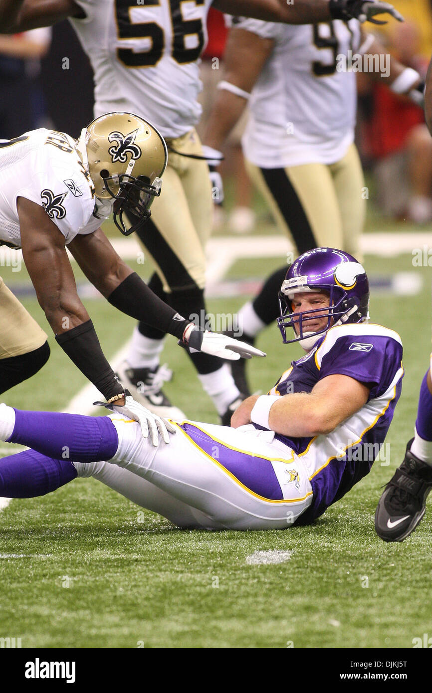 Sept 9, 2010 : Minnesota Vikings quarterback Brett Favre (4) grimaces après avoir été jeté à terre au cours de la NFL de la saison entre les New Orleans Saints et les Minnesota Vikings à la Louisiana Superdome à la Nouvelle Orléans, Louisiane. Les Saints a gagné 14-9. (Crédit Image : © Donald Page/global/ZUMApress.com) Southcreek Banque D'Images