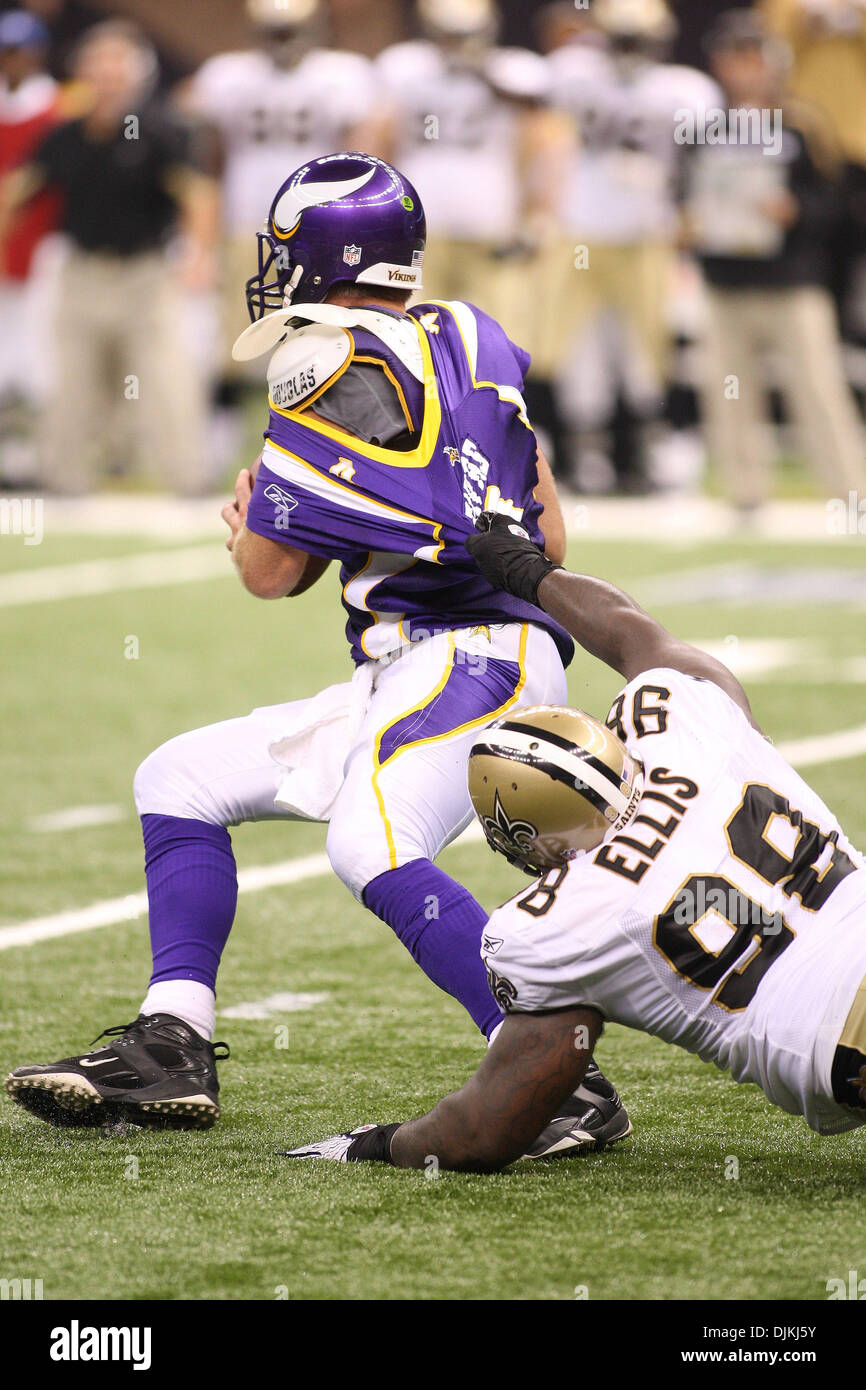 Sept 9, 2010 : New Orleans Saints attaquer Sedrick Ellis défensives (98) s'attaque à Minnesota Vikings quarterback Brett Favre (4) au cours de la NFL de la saison entre les New Orleans Saints et les Minnesota Vikings à la Louisiana Superdome à la Nouvelle Orléans, Louisiane. Les Saints a gagné 14-9. (Crédit Image : © Donald Page/global/ZUMApress.com) Southcreek Banque D'Images