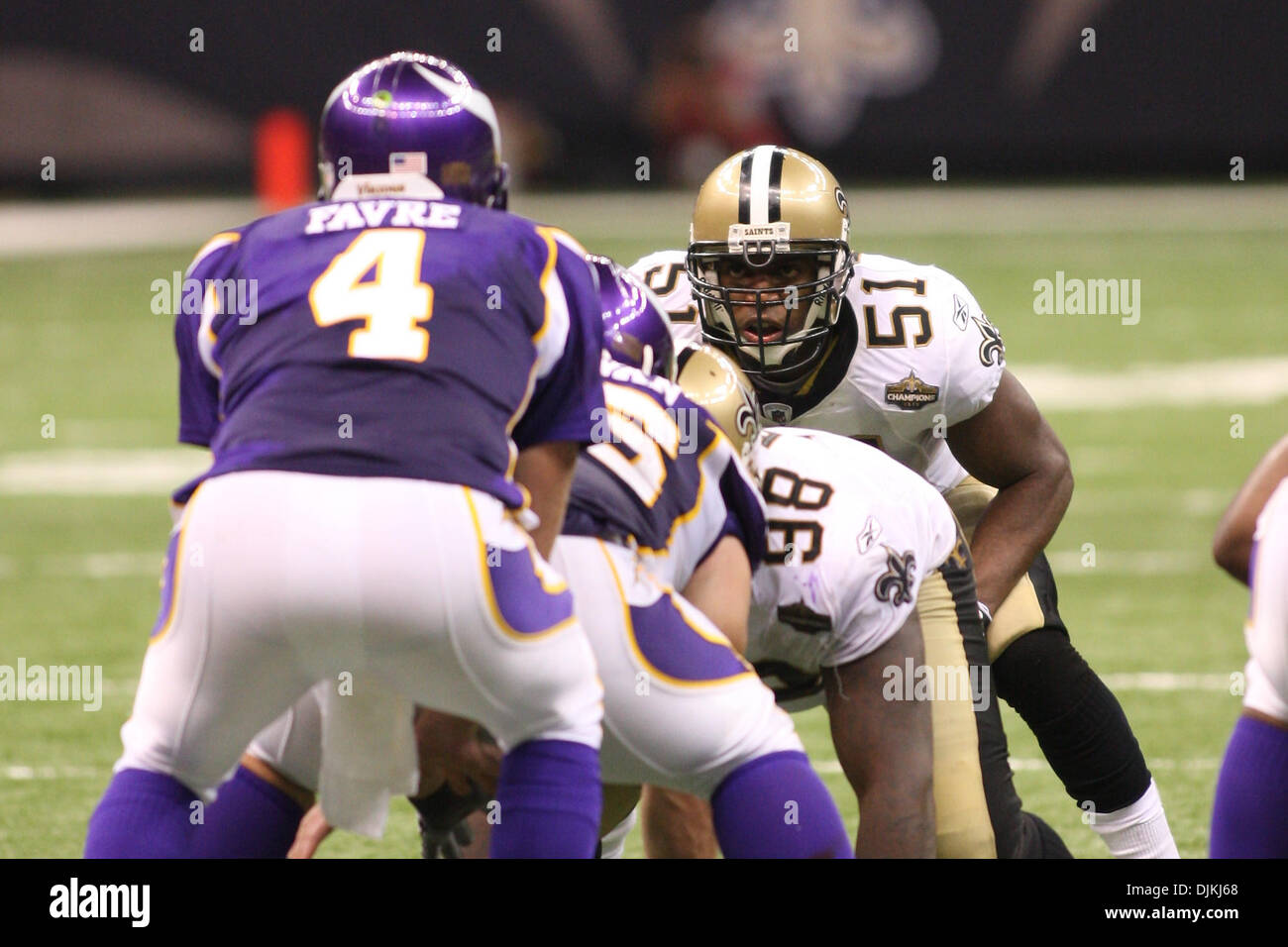 Sept 9, 2010 : New Orleans Saints secondeur Jonathan Vilma (51) fixe les Minnesota Vikings quarterback Brett Favre (4) avant qu'un jouer pendant la saison NFL entre les New Orleans Saints et les Minnesota Vikings à la Louisiana Superdome à la Nouvelle Orléans, Louisiane. Les Saints a gagné 14-9. (Crédit Image : © Donald Page/global/ZUMApress.com) Southcreek Banque D'Images