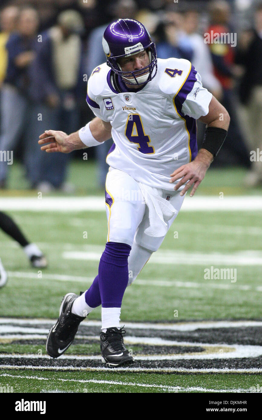 24 Janvier 2010 : Minnesota QB Brett Favre (4) mène son équipe au cours d'action de jeu de la NFC Championship entre le Minnesota Vikings et les New Orleans Saints au Louisiana Superdome à la Nouvelle Orléans, Louisiane. Les Saints a gagné le match en prolongation 31-28. (Crédit Image : © Donald Page/global/ZUMApress.com) Southcreek Banque D'Images