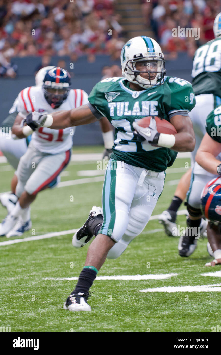 11 septembre 2010 - La Nouvelle Orléans, Louisiane, États-Unis d'Amérique - Tulane Green Wave running back Albert Williams # 25 s'exécute pour un gain contre les rebelles du Mississippi la défense. Les rebelles Ole Miss Tulane défait 27-13. (Crédit Image : © Joseph Bellamy/ZUMApress.com) Southcreek/mondial Banque D'Images