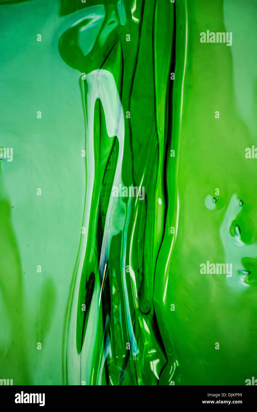 Vue rapprochée d'une déformation de la texture de verre vert. Banque D'Images