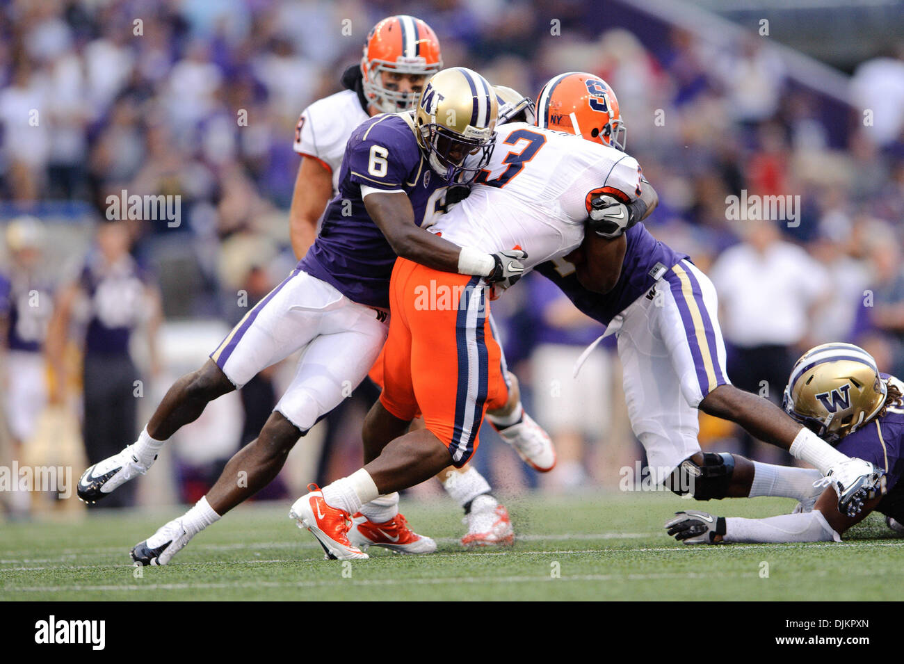 11 septembre 2010 - Seattle, Washington, United States of America - Washington Huskies Desmond Trufant évoluait (6) s'attaque à Syracuse running back Orange Delone Carter (3). Washington à l'encontre de Syracuse avant partie avant 41-20 dans le jeu à l'Husky Stadium à Seattle, WA. (Crédit Image : © Steven Bisig/ZUMApress.com) Southcreek/mondial Banque D'Images
