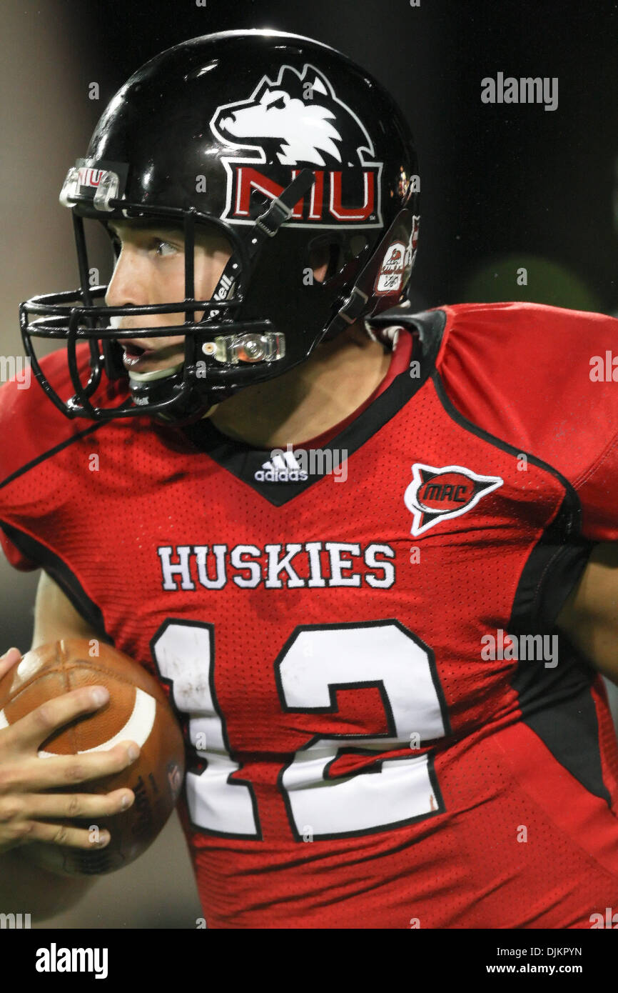 11 septembre 2010 - Dekalb, Illinois, United States of America - Northern Illinois Huskies quarterback Chandler Harnish (12) exécution du foot à la fin du quatrième trimestre. Northern Illinois Huskies défait les combats du Dakota Sioux 23 - 17 dans le jeu joué au Stade Huskie dans DeKalb, Illinois. (Crédit Image : © John Fisher/ZUMApress.com) Southcreek/mondial Banque D'Images