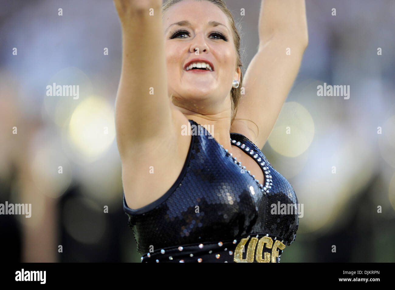 11 septembre 2010 - Orlando, Floride, États-Unis d'Amérique - UCF Cheerleaders faisait là travail à obtenir la foule a tiré jusqu'au cours de la partie au stade Brighthouse à Orlando, où la NC STate défait UCF 28-21 (crédit Image : © Brad Barr/ZUMApress.com) Southcreek/mondial Banque D'Images