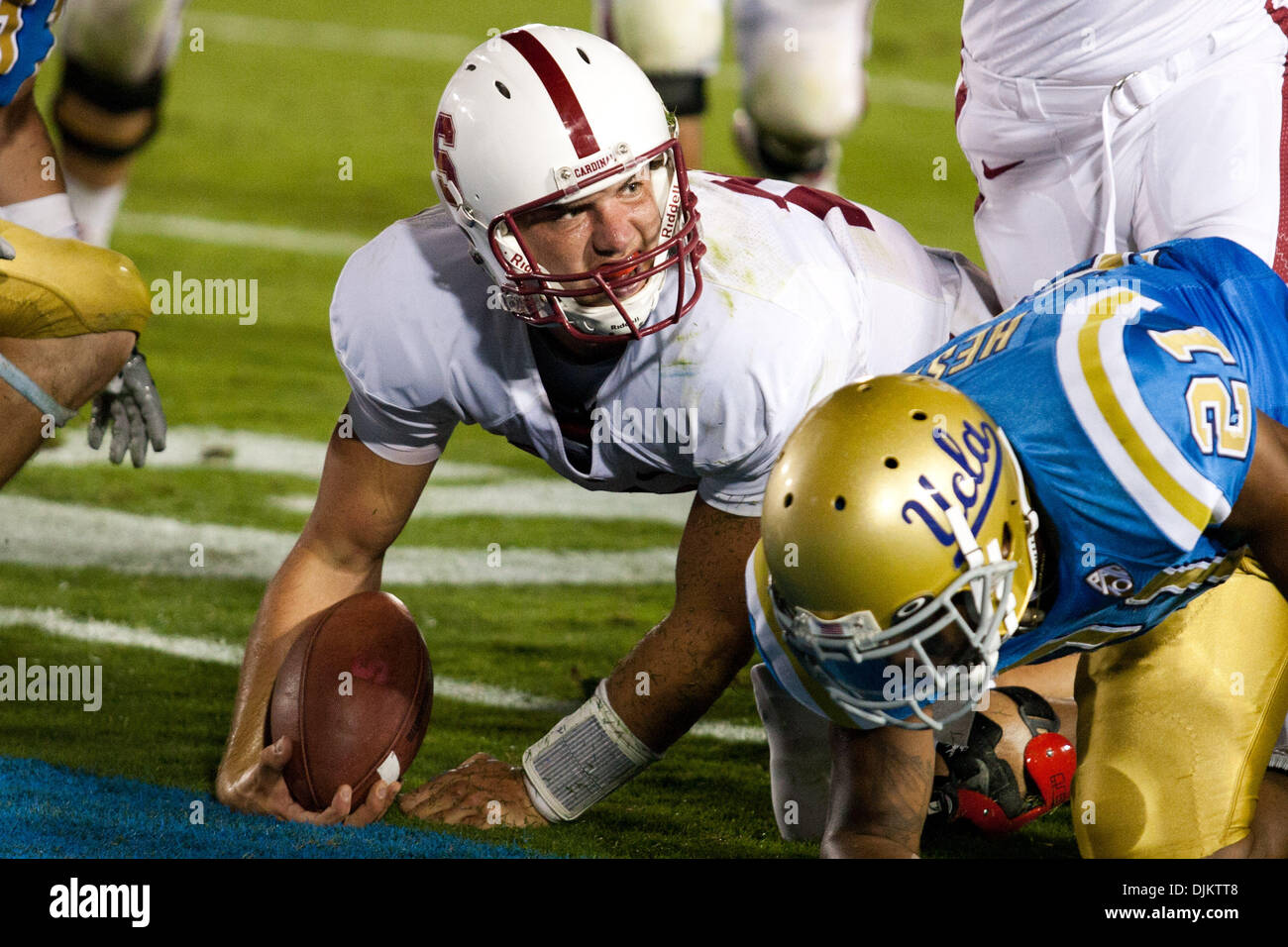 11 septembre 2010 - Pasadena, Californie, États-Unis d'Amérique - Stanford Cardinal quarterback Andrew Luck # 12 en action au cours de l'UCLA vs jeu de Stanford au Rose Bowl, Stanford a ensuite battu UCLA avec un score final de 35-0. (Crédit Image : © Brandon Parry/global/ZUMAPRESS.com) Southcreek Banque D'Images